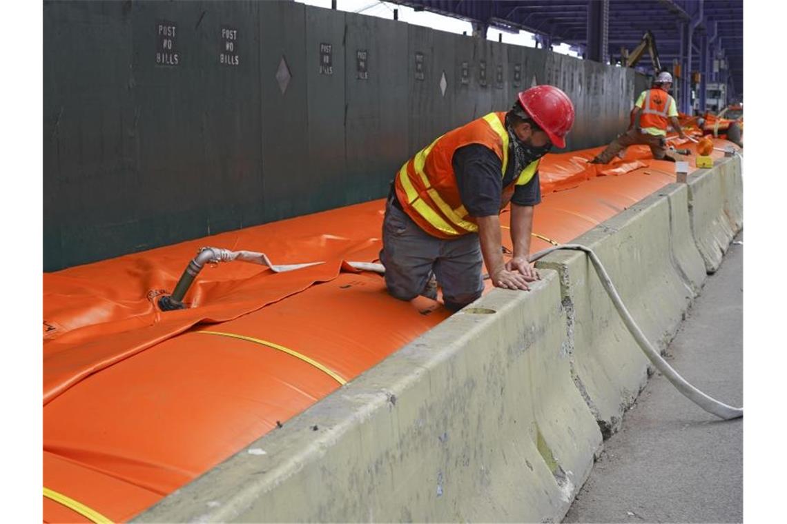 Tropensturm „Isaias“ fegt über US-Ostküste - drei Tote Arbeiter errichten in New York eine Hochwasserbarriere, um sich auf mögliche Überschwemmungen vorzubereiten. Foto: Ron Adar/SOPA Images via ZUMA Wire/dpa