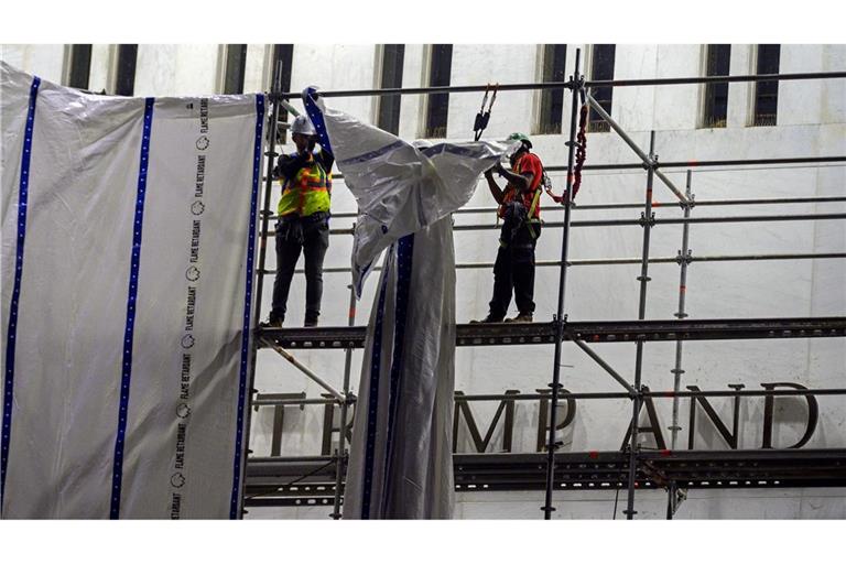 Arbeiter haben laut dem Kennedy Center Trumps Namen von der Fassade der Kultureinrichtung entfernt.