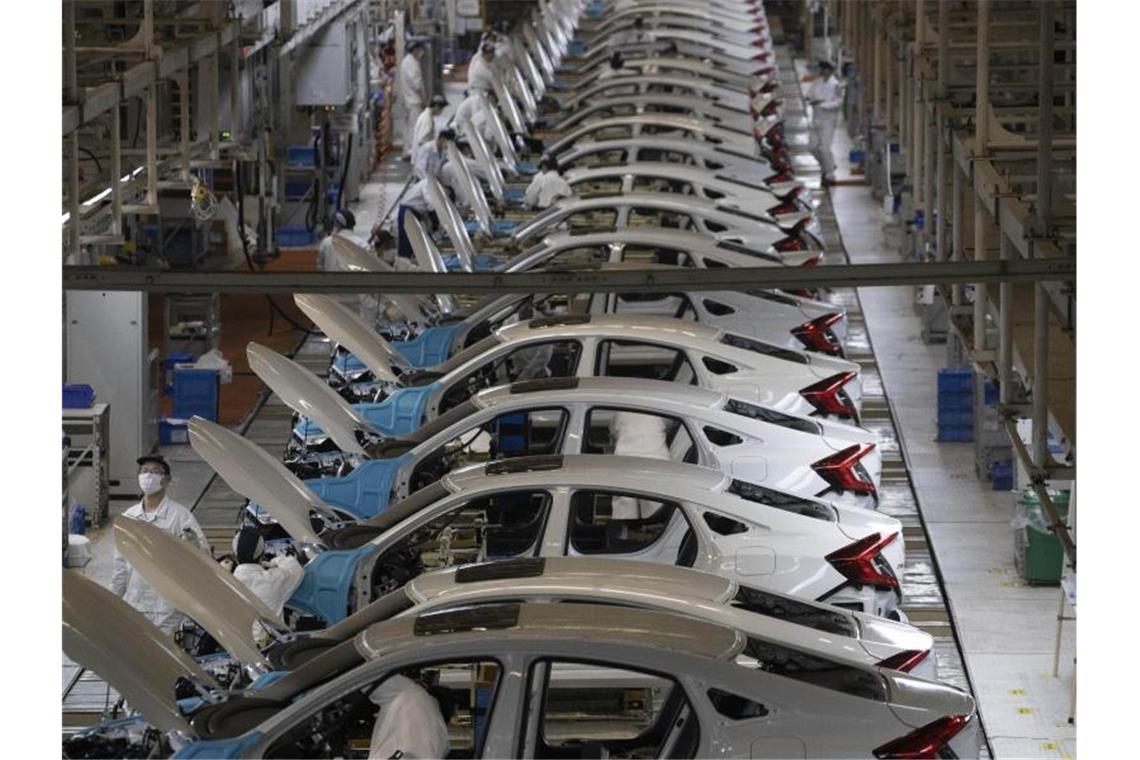 Arbeiter in der Fabrik von Dongfeng Honda Automobile Co. arbeiten am Fließband im chinesischen Wuhan. Foto: Ng Han Guan/AP/dpa