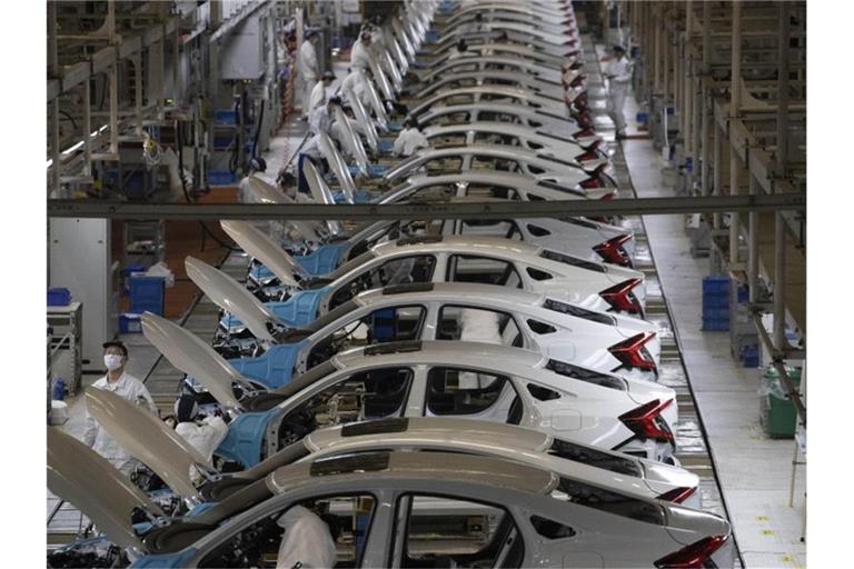 Arbeiter in der Fabrik von Dongfeng Honda Automobile Co. arbeiten am Fließband im chinesischen Wuhan. Foto: Ng Han Guan/AP/dpa