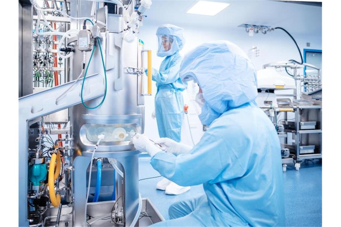 Biontech-Impfstoff neutralisiert südafrikanische Mutante Arbeiter in der Impfstoffproduktionsanlage von Biontech in Marburg. Foto: © BioNTech SE 2020, all rights reserved/dpa