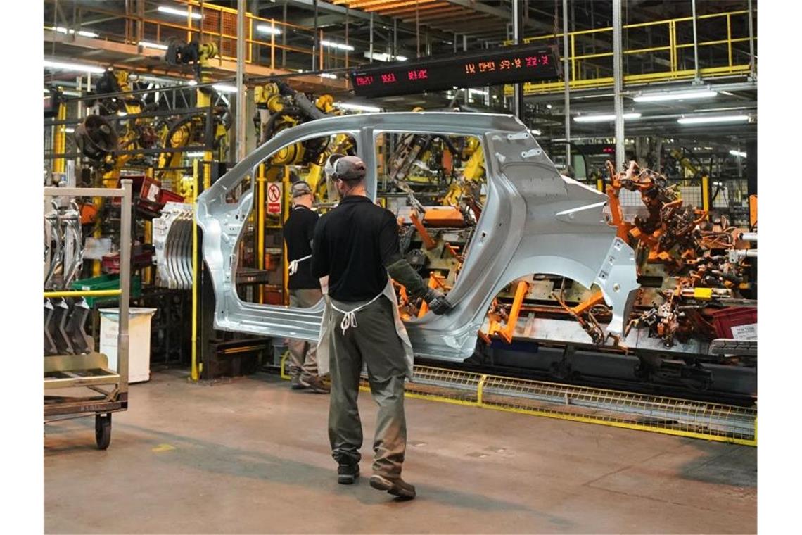 Arbeiter in der Nissan-Fabrik in Sunderland. Die Coronavirus-Pandemie und der Brexit haben der britischen Automobilindustrie in 2020 heftig zugesetzt. Foto: Owen Humphreys/PA Wire/dpa