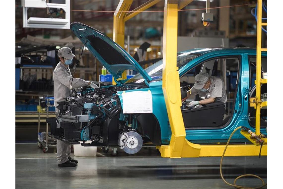 Arbeiter in einer Autofabrik in Wuhan. Foto: Xiao Yijiu/XinHua/dpa