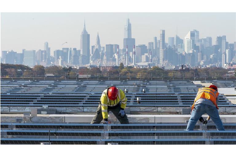 Arbeiter installieren  Solarpaneele am New Yorker Flughafen La Guardia. Inzwischen hat die  US-Regierung  die Zollbefreiung für manche Solarimporte aus China beendet.