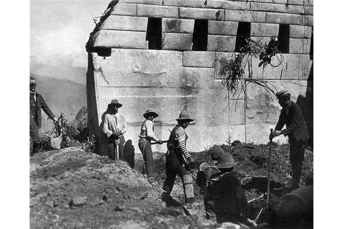 Der US-Archäologe Hiram Bingham entdeckt die Ruinen von Machu Picchu Arbeiter legen im Jahr 1912 Mauern des Westwalls des Haupttempels von Machu Picchu frei.