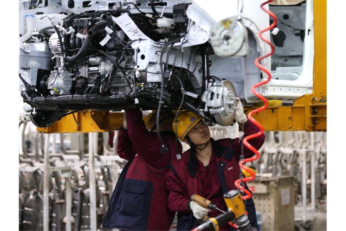 Arbeiter montieren Fahrzeuge in einem Werk von JAC Motors im chinesischen Hefei. Foto: Wu Hong/EPA/dpa