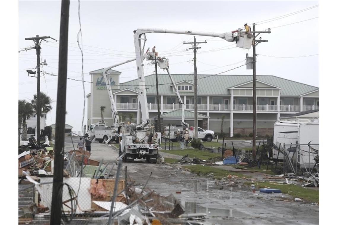 Arbeiter reparieren einen Strommast in North Carolina. „Dorian“ verursachte heftige Windböen, Starkregen und teilweise Überschwemmungen und Stromausfälle. Foto: Tom Copeland/FR170645 AP
