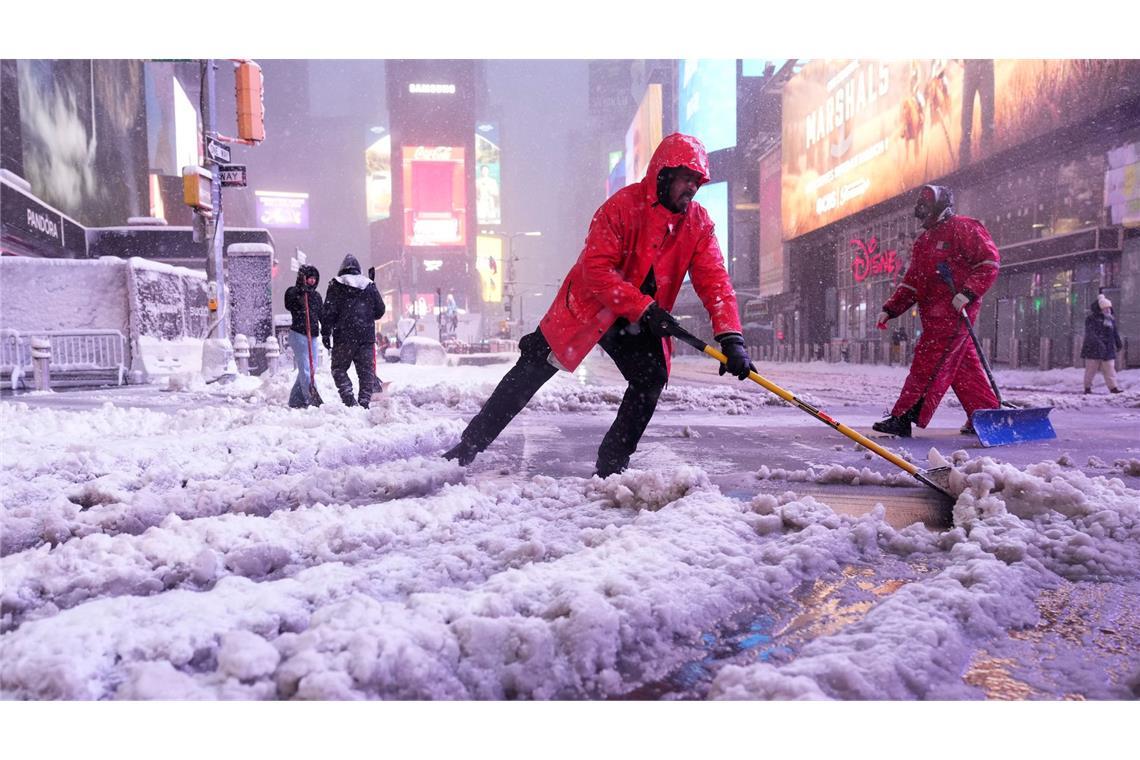 Arbeiter schaufelten Schnee auf dem Times Square in New York.