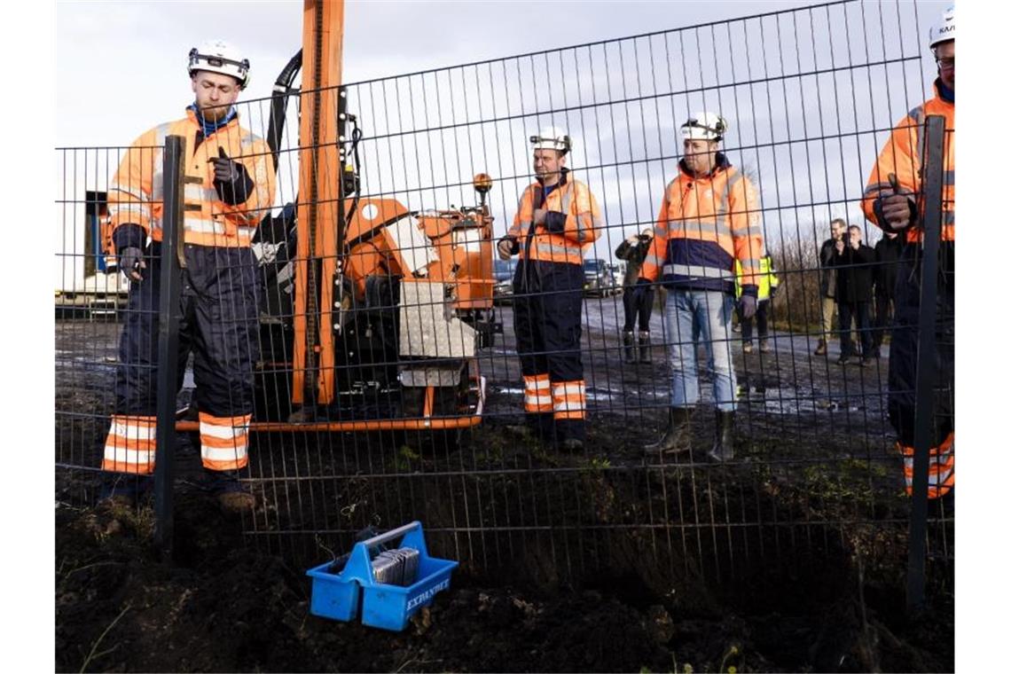 Arbeiter schließen die letzte Öffnung am umstrittenen Wildschweinzaun nahe der dänischen Grenzstadt Tinglev. Foto: Frank Molter/dpa