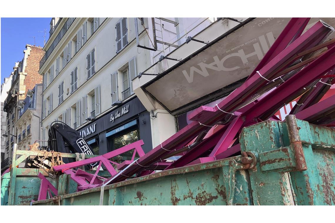 Arbeiter sichern die Flügel des Windrads des „Moulin Rouge“, nachdem sie in der Nacht abgestürzt sind.