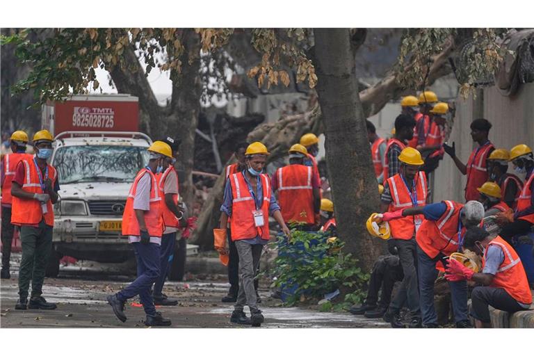 Arbeiter sind an der Absturzstelle im Einsatz.