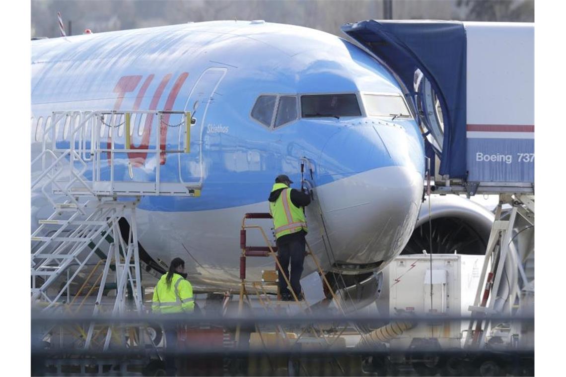 Arbeiter sind bei einem Flugzeug vom Typ Boeing 737 Max 8, das für Tui gebaut wird, am Fertigungswerks von Boeing in Renton zu sehen. Foto: Ted S. Warren/AP