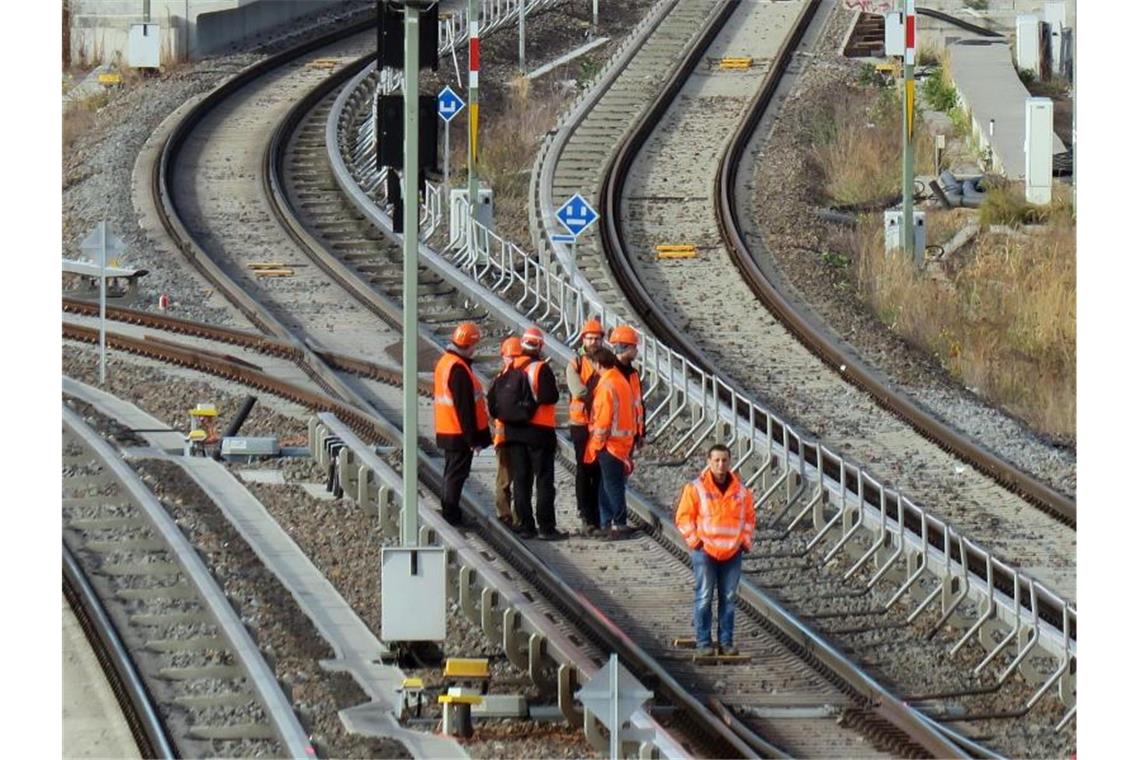 Arbeiter stehen auf den S-Bahnschienen kurz vor dem Bahnhof Warschauer Straße in Berlin. Foto: Soeren Stache