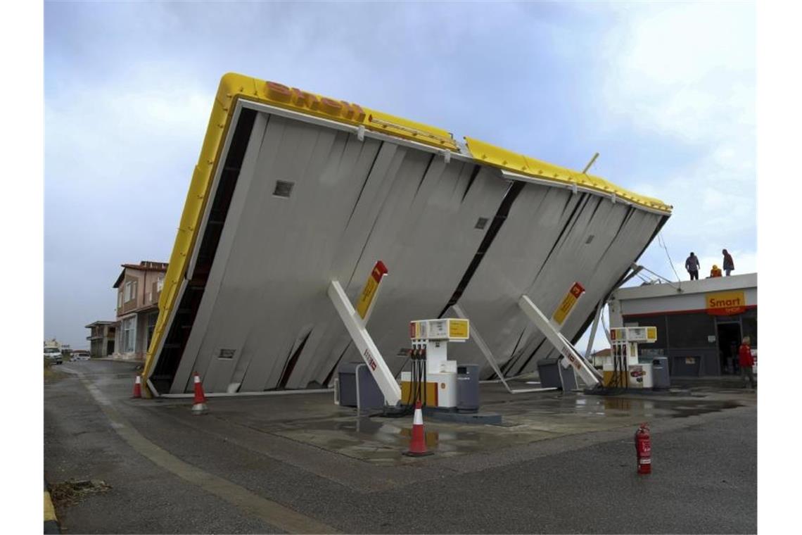 Arbeiter überprüfen die Sturmschäden an einer Tankstelle. Foto: Giannis Moisiadis/InTime News