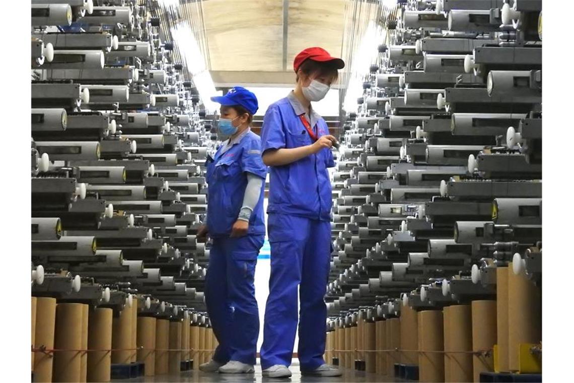 China meldet erneut bessere Wirtschaftsdaten als erwartet Arbeiter überprüfen eine Produktionslinie im Lianyungang Economic and Technological Development Area in Lianyungang in der ostchinesischen Provinz Jiangsu. Foto: Geng Yuhe/XinHua/dpa