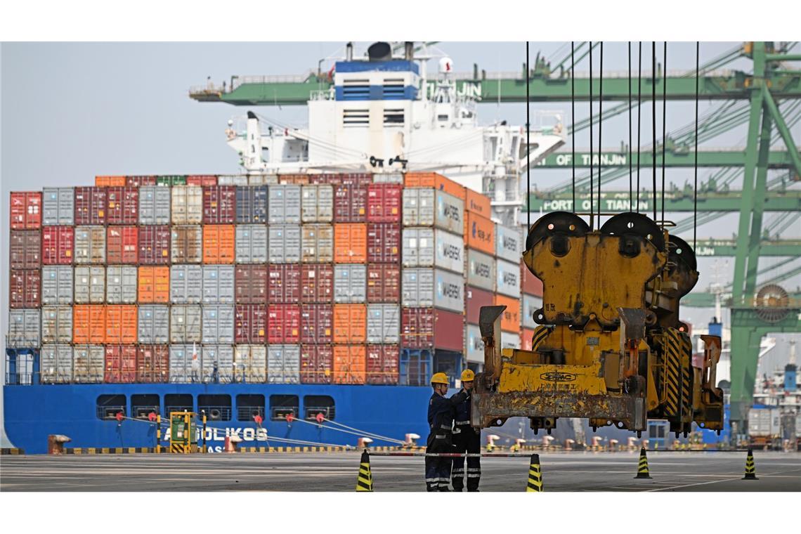 Bilder des Tages Arbeiter überprüfen in einem Containerterminal des Hafens von Tianjin in China ein Ausrüstungsteil.