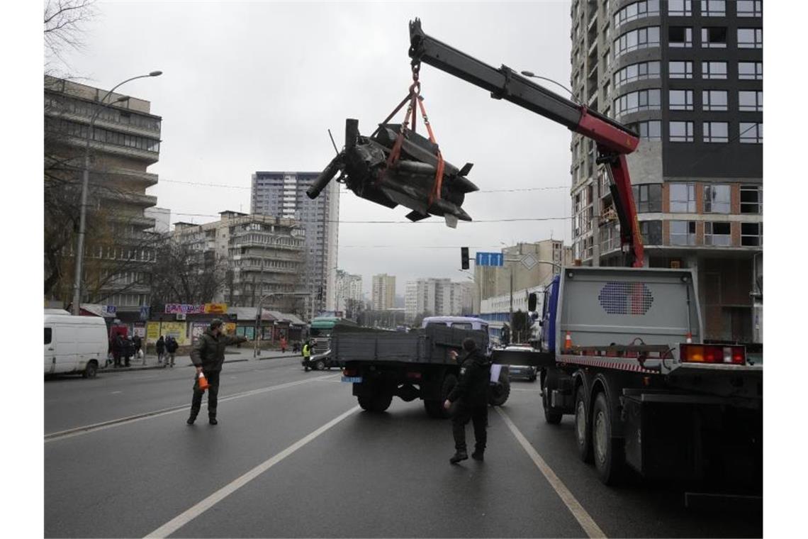 Selenskyj ordnet allgemeine Mobilmachung in Ukraine an Arbeiter verladen die Trümmer einer Rakete auf einen Lastwagen in Kiew. Foto: Efrem Lukatsky/AP/dpa