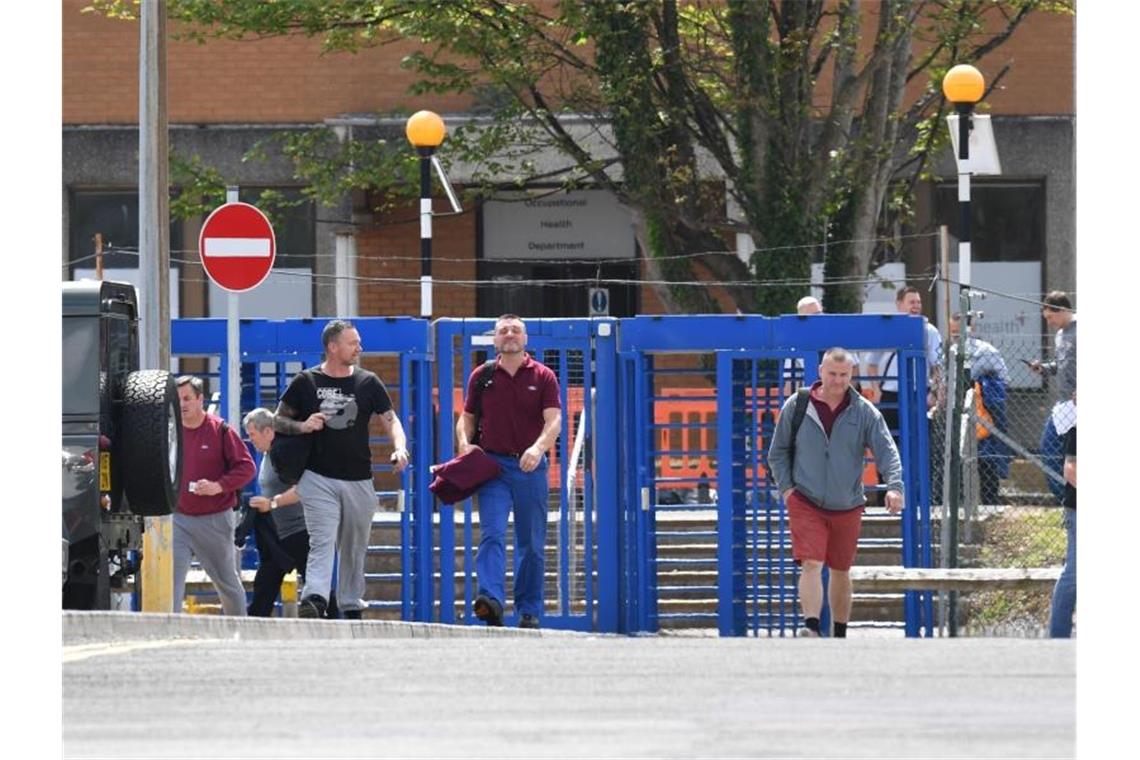 Arbeiter verlassen das Ford-Motorenwerk bei Bridgend in Südwales. Die Fabrik soll bis September 2020 aufgelöst sein. Foto: Jacob King/PA Wire/dpa