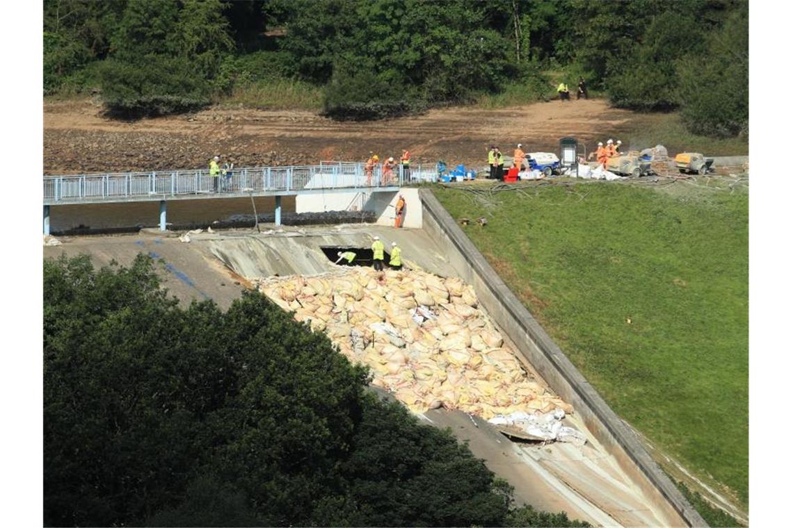 Leichte Entspannung im Kampf gegen Dammbruch in Nordengland Arbeiter versuchen den Toddbrook Reservoir Damm in der Nähe des Dorfes Whaley Bridge, Derbyshire zu sichern. Foto: Danny Lawson/PA Wire