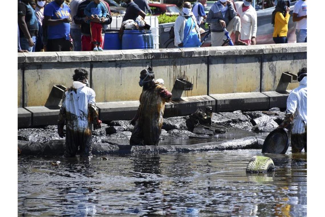 Öl-Desaster vor Mauritius: Riss in Frachter wird größer