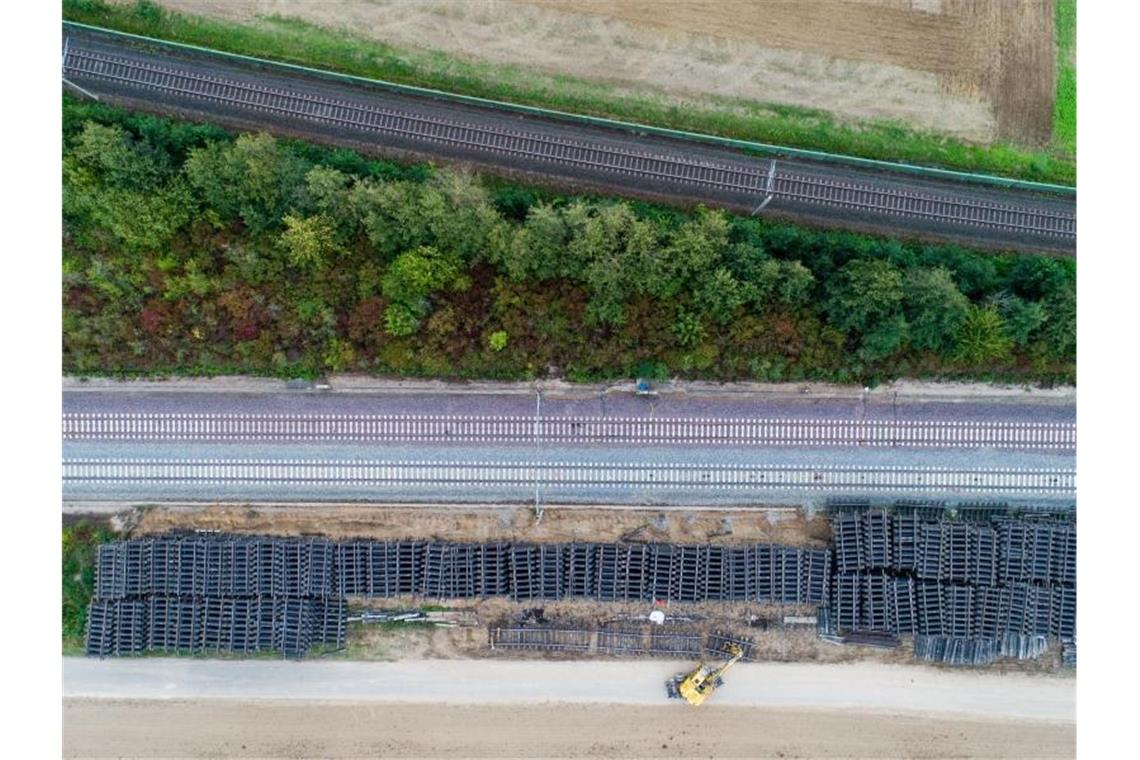 Arbeiter zerlegen mit einem Bagger alte Bahnschienen während der Sanierung der ICE-Trasse Hannover-Göttingen bei Sorsum im Landkreis Hildesheim. Für die Sanierung der ICE-Strecke von Hannover bis Göttingen hat die Deutsche Bahn 175 Millionen Euro veranschlagt. Foto: Julian Stratenschulte/dpa