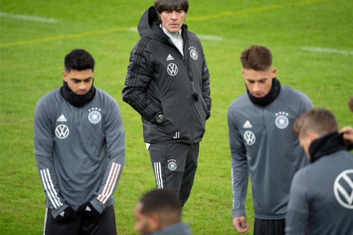 Löw bastelt an kreativer Lösung für das Direktticket Arbeitet an einer Lösung für die fehlenden Spieler: Bundestrainer Joachim Löw. Foto: Federico Gambarini/dpa
