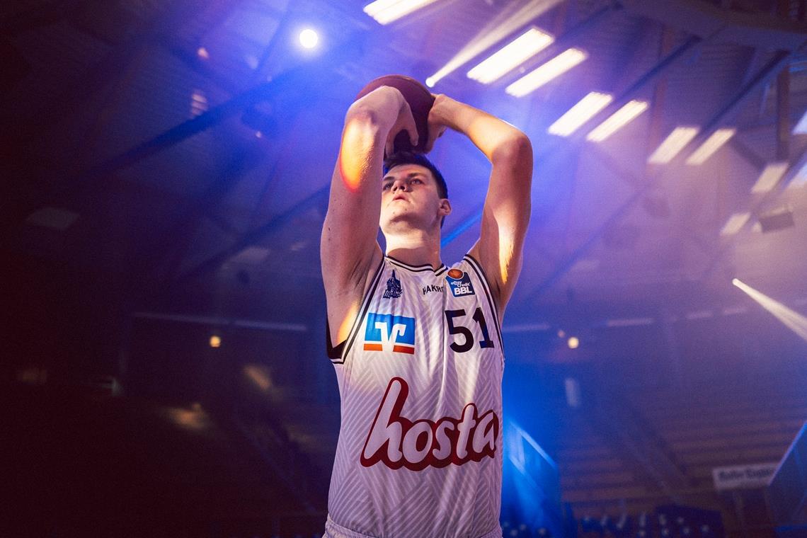 Ein Talent lebt seinen sportlichen Traum Arbeitet hart dafür, als Basketballer den großen Wurf zu landen: Sören-Eyke Urbansky. Der gebürtige Backnanger ist mit 2,14 Metern einer der längsten Spieler der deutschen Bundesliga. Foto: P. Reinhard