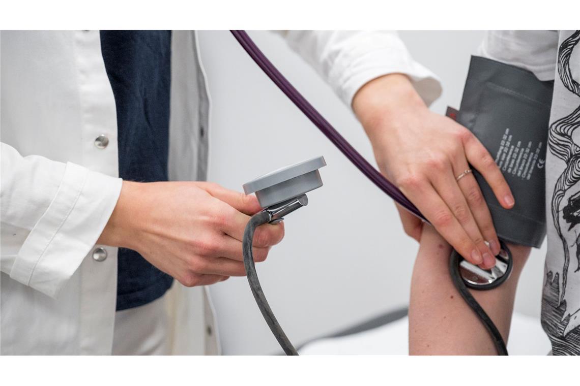 Arbeitgeber schlagen vor, beim Arztbesuch eine Gebühr von den Patienten zu verlangen. (Symbolbild)