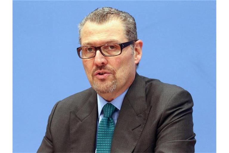 Arbeitgeberpräsident Rainer Dulger fordert, die Betriebsärzte rasch in die Corona-Impfungen einzubeziehen. Foto: Wolfgang Kumm/dpa