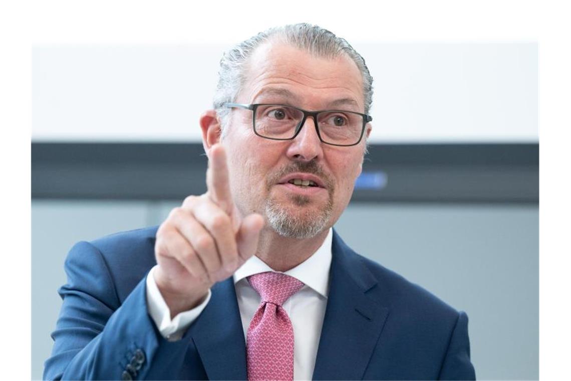 Arbeitgeber lehnen Bundesagentur für Weiterbildung ab Arbeitgeberpräsident Rainer Dulger stellt sich in Kernpunkten der Arbeitsmarktpolitik gegen Versprechen der SPD im Wahlkampf. Foto: Bernd Weißbrod/dpa