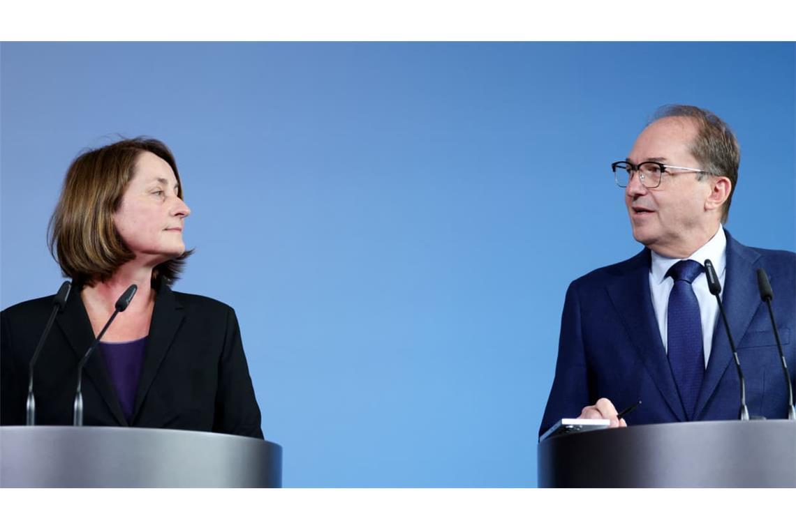 Arbeits-Staatssekretärin Leonie Gebers und Bundesinnenminister Alexander Dobrindt stellen Maßnahmen gegen Sozialbetrug vor.