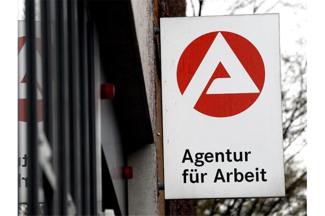 Koalition will Jobmarkt und Landwirtschaft krisenfest machen Arbeitsagenturen sollen besser auf digitalem Weg kontaktiert werden können. Foto: Susann Prautsch/dpa