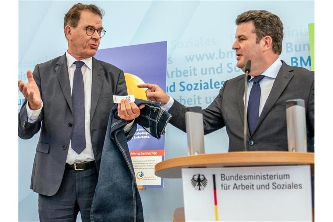 Arbeitsminister Heil (r) und Entwicklungsmminister Müller während einer Pressekonferenz zum Lieferkettengesetz in Berlin. Foto: Michael Kappeler/dpa