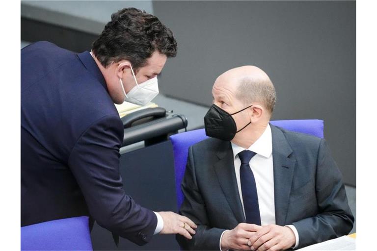 Arbeitsminister Hubertus Heil (re, SPD) im Gespräch mit Bundeskanzler Olaf Scholz (SPD) im Bundestag. Foto: Kay Nietfeld/dpa