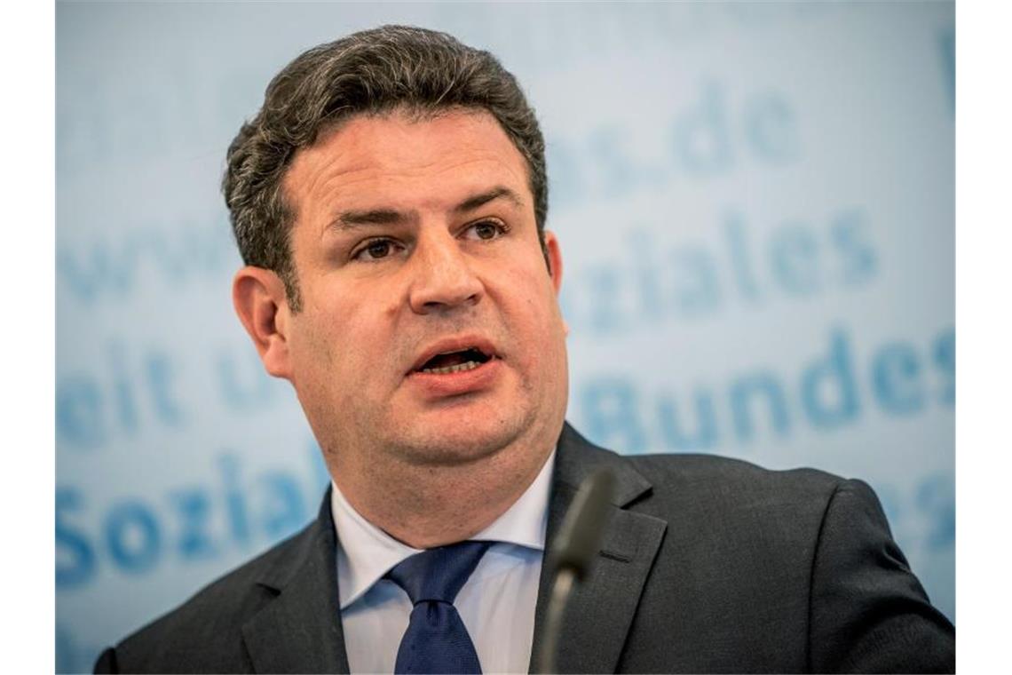 Arbeitsminister Hubertus Heil will die Aufstockung des Kurzarbeitergeldes und die Übernahme der Sozialversicherungsbeiträge bis März 2022 verlängern. Foto: Michael Kappeler/dpa