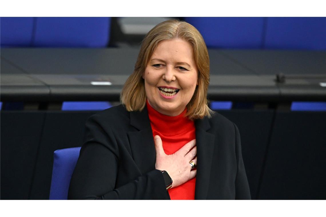 Arbeitsministerin Bärbel Bas - hier im Bundestag - freut sich über die Rentenerhöhung.