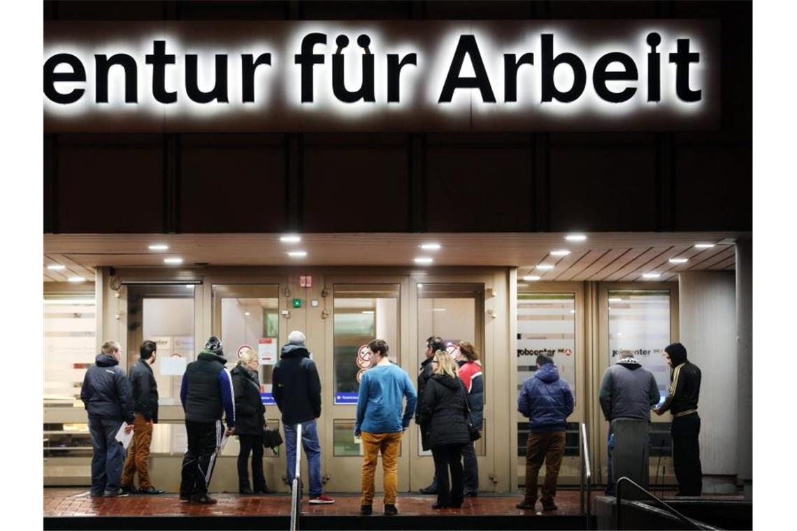 Weniger Zeitarbeit: Arbeitslosigkeit geht nach oben