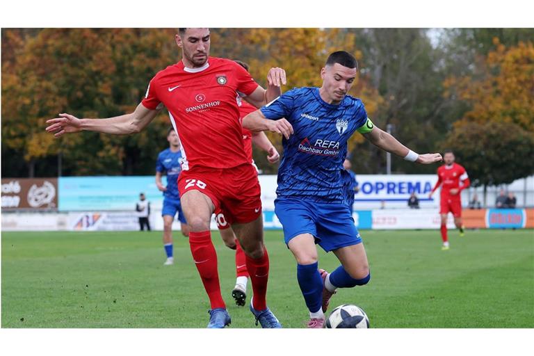 Arbnor Nuraj (Großaspach/li.) gegen Freibergs Gal Grobelnik – das Hinspiel endete 1:1.     

Julia Rahn