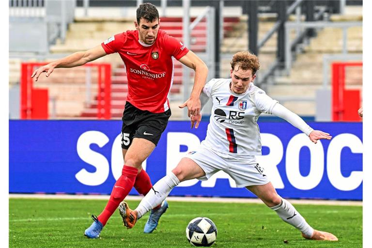 Arbnor Nuraj (links) und Großaspach mussten sich mächtig ins Zeug legen, um die drei Punkte aus Fulda mitzunehmen. Foto: Kevin Krämer