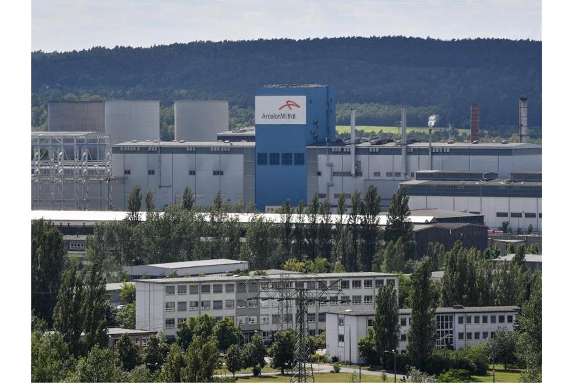 Schwache Stahl-Nachfrage: ArcelorMittal senkt Produktion ArcelorMittal denkt über Kurzarbeit am Standort Eisenhüttenstadt nach. Foto: Patrick Pleul