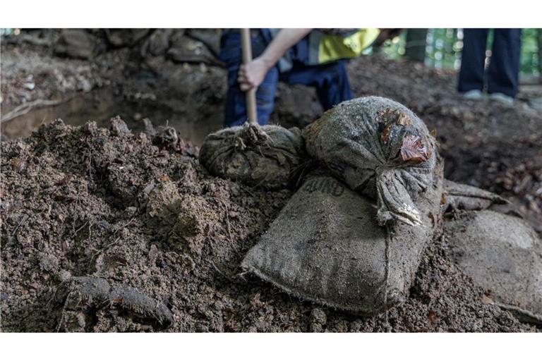 Archäologen haben in Schleswig-Holstein Bundeswehr-Sandsäcke gefunden.