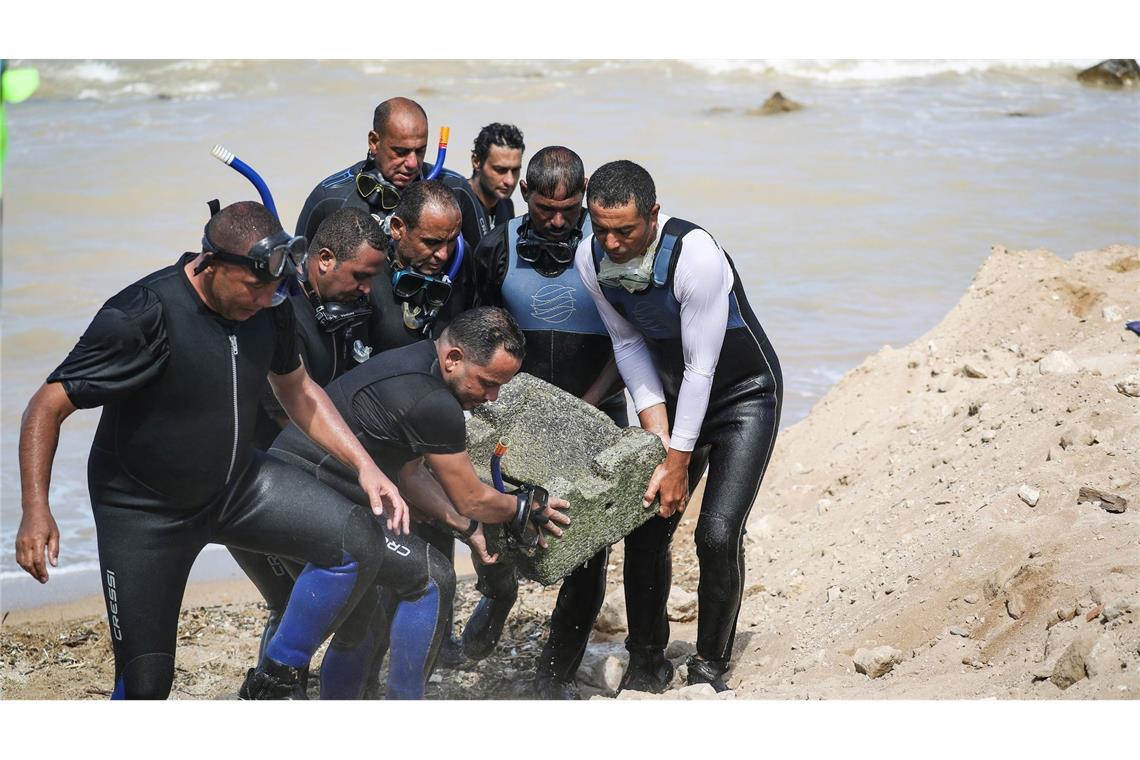Ägypten birgt antike Statuen aus dem Mittelmeer Archäologen und Taucher haben eine Sammlung von Artefakten vom Meeresboden in Abu Qir in Alexandria geborgen.