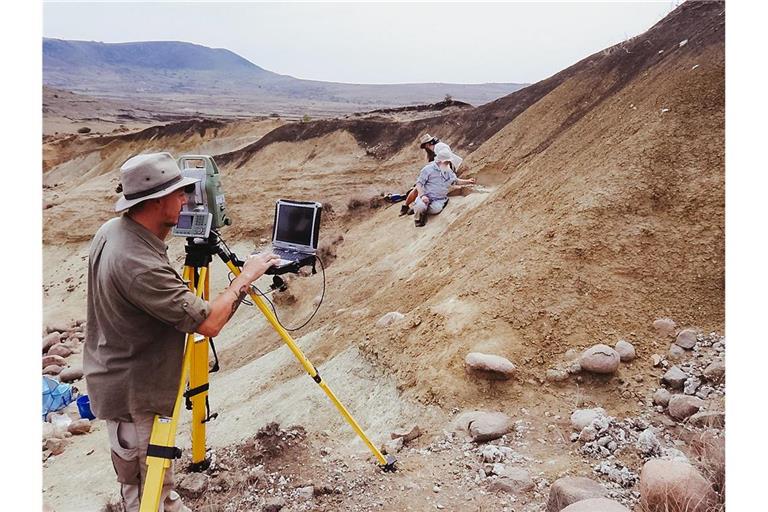Archäologische Ausgrabungen an der Fundstelle Jojosi 6 im Jahr 2024. Die Person am Tachymeter dokumentiert die genaue räumliche Position aller gefundenen Artefakte in 3D mit einem Laser.
