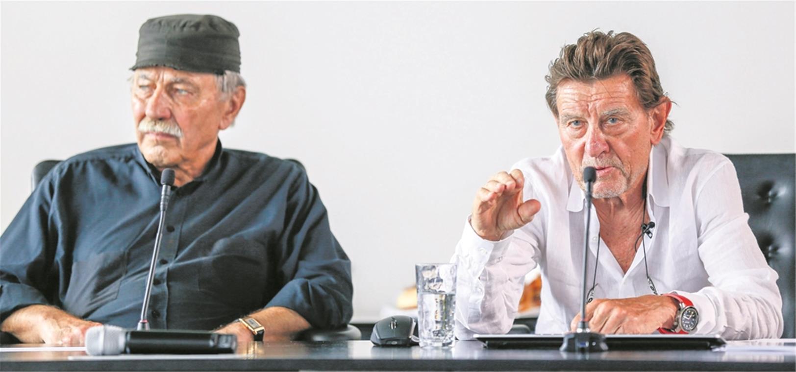 Architekt Helmut Jahn (rechts) erläutert die Pläne, die er zusammen mit Riva-Chef Hermann Püttmer in Backnang verwirklichen will. Foto: A. Becher