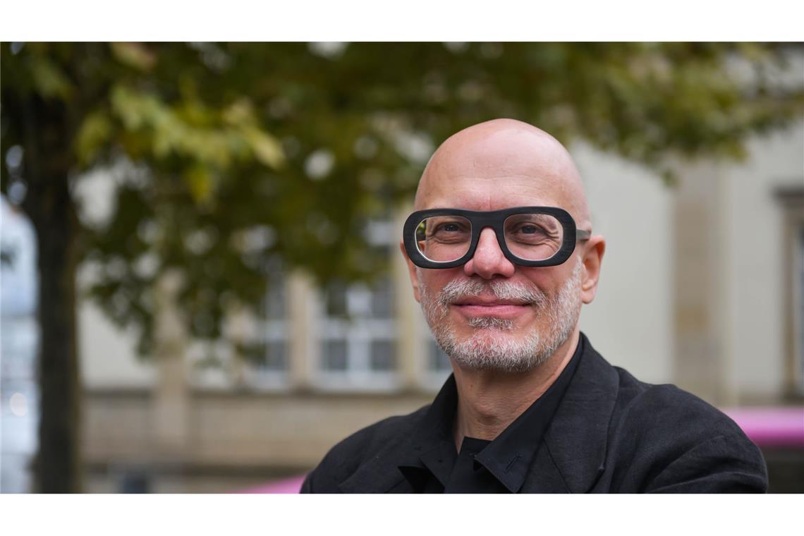 Architekt Peter Ippolito, Mitbegründer und Geschäftsführender Gesellschafter von Ippolito Fleitz Group sagt: „An Gebäuden halte ich mich eigentlich nicht auf. Natürlich kann man viele Bauten kritisch diskutieren, aber das ist eben Stadt mitsamt ihrer Vielfalt, und gute Städte halten das aus. Es gehört auch zum Schicksal vieler Städte, die im zweiten Weltkrieg massive Zerstörungen erlitten haben. Viel wichtiger finde ich in der Diskussion zur sozialen Qualität des Stadtraums: Jan Gehl, ein bekannter dänischer Stadtplaner, meint hierzu richtig: „Das Leben findet zwischen den Gebäuden statt“. Hier finden Begegnung, Kommunikation, eben das Leben statt. Dieser Aspekt . .  .