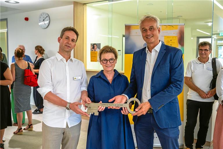 Architekt Thomas Köhler (rechts) von der HSP Hoppe Sommer Planungs GmbH übergibt den Schlüssel für Haus M an Geschäftsführerin Anett Rose-Losert und Chefarzt Joachim Haas. Damit wurde der Neubau offiziell seiner Bestimmung übergeben. Die Umzüge erfolgen schrittweise bis Ende September. Foto: Baris Cirak, DESIGNED Digitalagentur