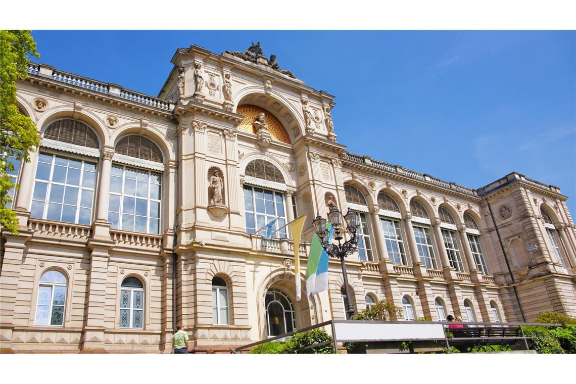 Architektonisch und historisches bedeutendes Thermalbad im Land – das Friedrichsbad (Römerplatz 1, 76530 Baden-Baden), entworfen wurde es ausnahmsweise nicht von  Stuttgarter Architekten, sondern von Karl Dernfeld, 1831 in Gerlachsheim geboren und 1879 in Baden-Baden gestorben. Öffnungszeiten sind täglich ab 9 Uhr. Mittwochs und samstags nur mit  Badebekleidung, alle anderen Tage textilfrei. Eintritt ist ab 14 Jahren möglich (und unter 18 Jahren nur mit Begleitung Erwachsener).
