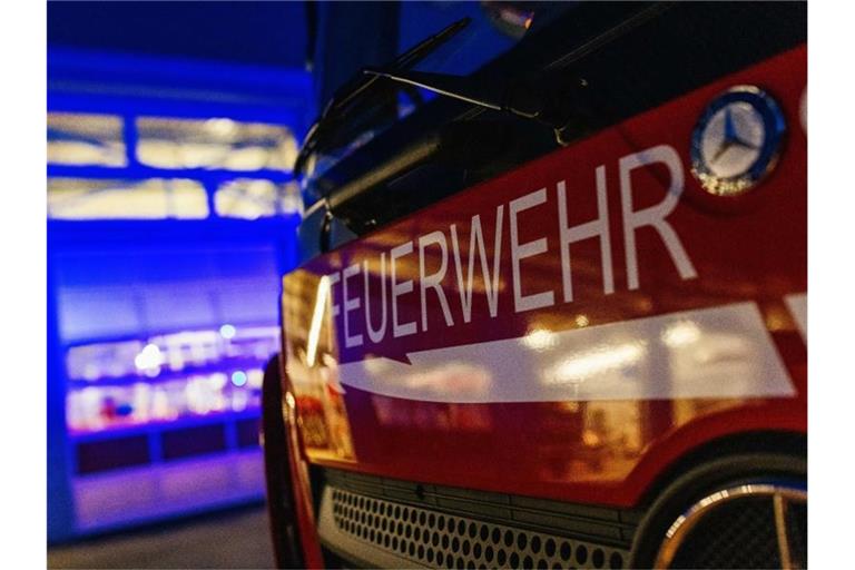 ARCHIV - Der Schriftzug „Feuerwehr“ ist auf einem Einsatzfahrzeug zu sehen. Foto: Philipp von Ditfurth/dpa