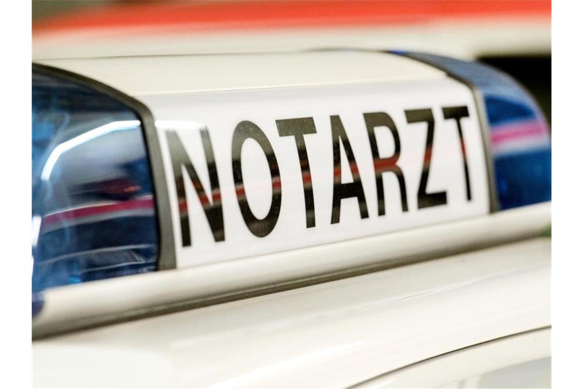 ARCHIV - ILLUSTRATION - Das Logo "Notarzt" an einem Notarzteinsatzfahrzeug. Foto: Patrick Seeger/Archivbild