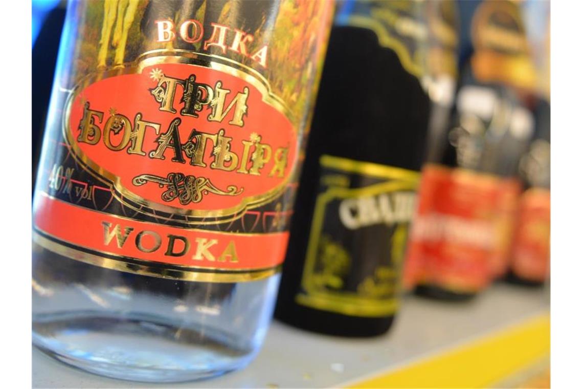 Handel hält höhere Preise wegen Ukraine-Krieg für möglich ARCHIV - Wodka und Krimsekt in einem russischen Supermarkt in Berlin. Foto: Marc Tirl/dpa-Zentralbild/dpa